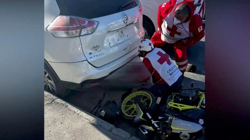 Muere menor motociclista tras choque contra auto