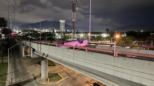 Muere taxista al volcar auto en avenida Diego Díaz de Berlanga