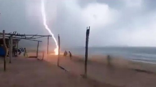 Video: rayo mata a dos personas en playa de Michoacán