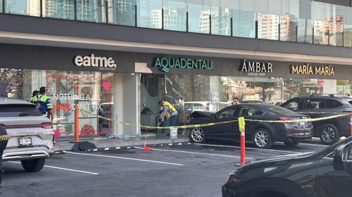 Mujer se impacta contra locales al confundir pedales en San Pedro