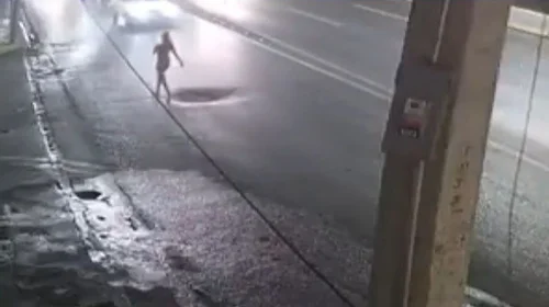 Atropellan a mujer mientras caminaba desnuda en Garza Sada: video