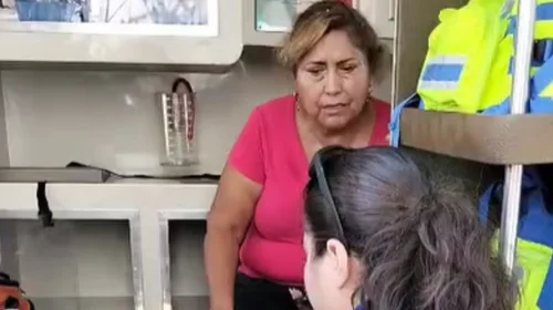 Policía salva mujer a mujer de morir atragantada