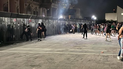 Mujeres intentan derribar muralla en Palacio de Gobierno de Mty
