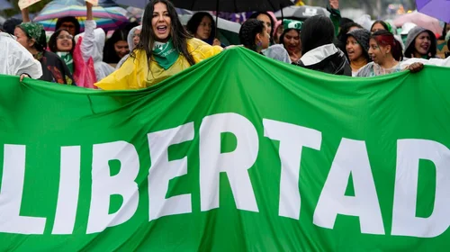 Mujeres marchan en Latinoamérica por el derecho al aborto