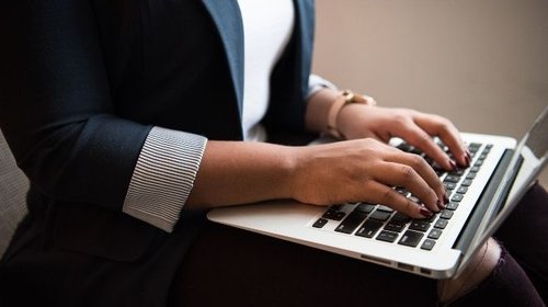 Se incrementan 27% ingresos de mujeres profesionistas de NL