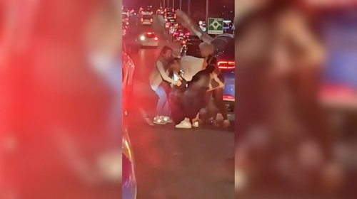 Mujeres se pelean en pleno tráfico de Monterrey