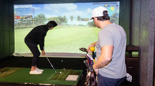 Mulligan's compromiso inquebrantable con el golf: los mejores simuladores e instructores