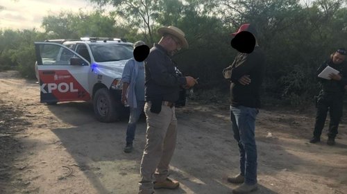 Multan a hombres por arrojar escombro al río Pesquería