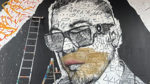 Artistas regios homenajean a Gera MX con mural en Rangel Frías