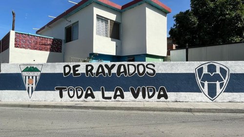 Aficionados de rayados pintan murales por Clásico Regio