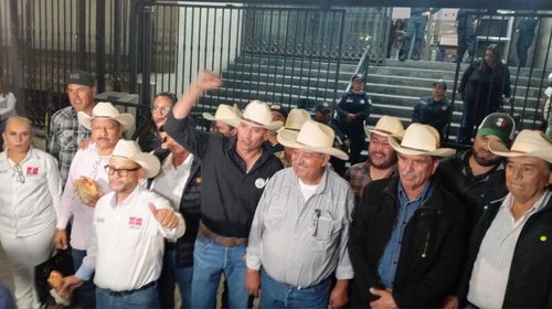 Transportistas mantendrán bloqueos tras reunión con Segob