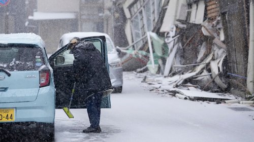 Nevadas dificultan labores de rescate y ayuda por sismo en Japón