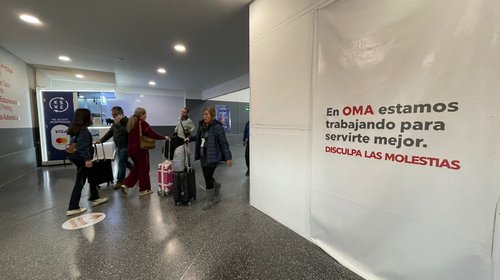 Hacen batallar al pasajero OMA y aerolíneas en el AIM