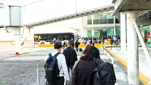 OMA culpa a aerolíneas por no usar pasillos telescópicos