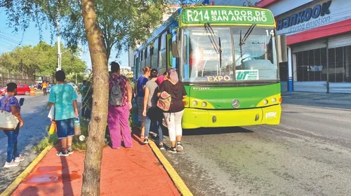 Se lanzan diputados contra 'El Bronco' por maltrato al transporte