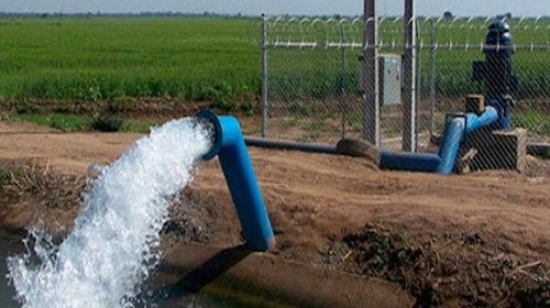Regios pagan mil veces más por agua que políticos con concesiones
