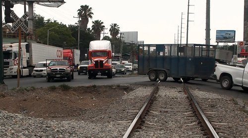 Van legisladores federales contra cruces mortales del tren