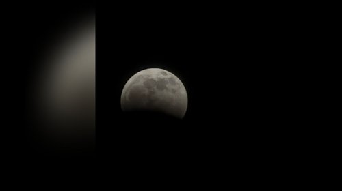 Eclipse lunar reúne a decenas en el mirador del Cerro de la Silla