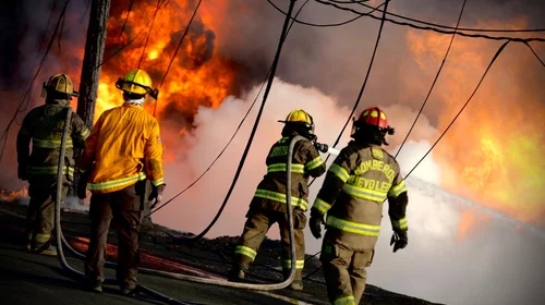 Vive la urbe regia una jornada intensa de incendios