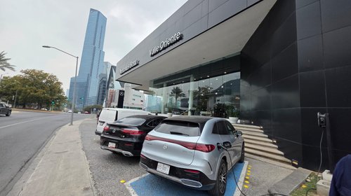 Admite Mercedes-Benz retraso en suministro de autopartes