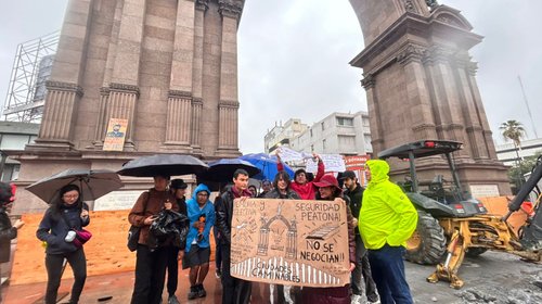 Protestan contra reapertura vehicular en Arco de la Independencia