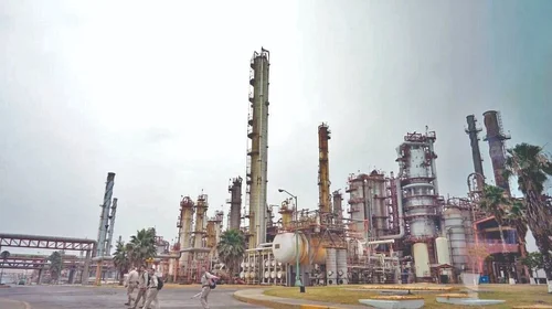 Atribuyen olores fétidos a una falla en la refinería