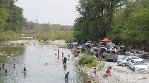 ¡Les vale!: 'inundan' el Río Ramos de autos y lo contaminan