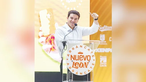 Entrega Samuel García tarjetas 'Arráncate x Nuevo León'