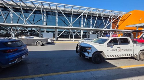 Hostiga Guardia Nacional a taxis de plataforma en el Aeropuerto
