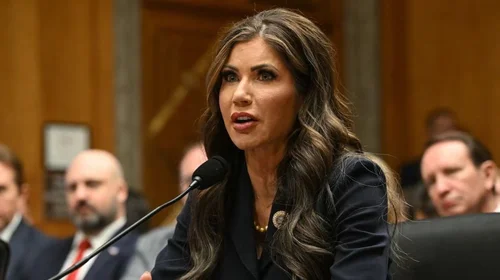 Nombran a Kristi Noem titular de Seguridad Nacional de EUA