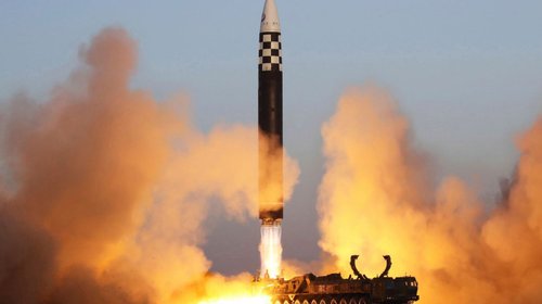 Norcorea lanza dos misiles balísticos hacia el mar