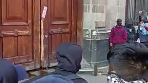 Normalistas tiran puerta de Palacio Nacional durante 'mañanera'