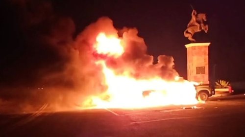 Normalistas retienen elementos de la GN y queman patrullas