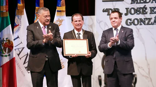 Entrega la UANL Medalla ‘Dr. José Eleuterio González’