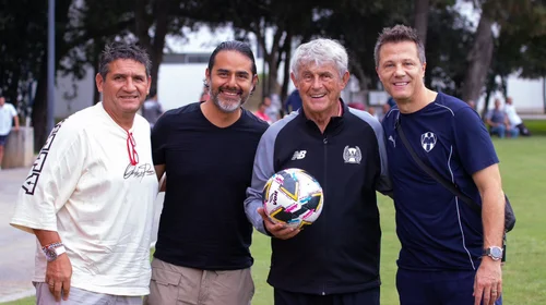'Bora' Milutinovic visita a Rayados en casa club de El Barrial