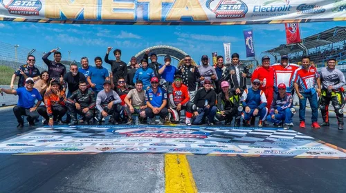 Pilotos ‘pisan el acelerador’… ¡en busca del campeonato!
