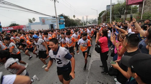 Madrugan estudiantes para celebrar edición 45 del ‘trote vaquero’
