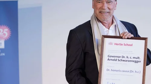 Recibe Arnold Schwarzenegger título de doctor 'honoris causa'