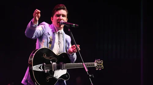 Drake Bell se luce en el escenario con los regios