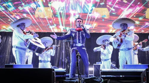 Llega 'el Aventurero' a poner el ambiente al Grito en Monterrey