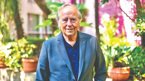 Recibirá Joan Manuel Serrat una distinción académica de la UANL