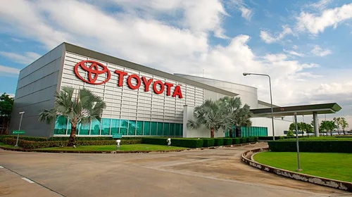 Reporta Toyota caída del 37% en ganancias por aranceles de Trump