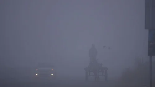 Niebla tóxica en Nueva Delhi afecta vuelos y salud