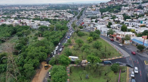 Obras de AyD colapsan vialidad en avenida Las Américas