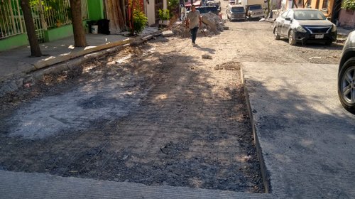 Abandonan obras en calles de la colonia Independencia