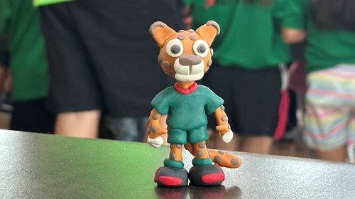 Busca fomentar creatividad con obras en plastilina y caricatura
