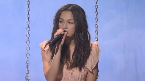 Olivia Rodrigo interpreta su nueva canción 'begged' en SNL