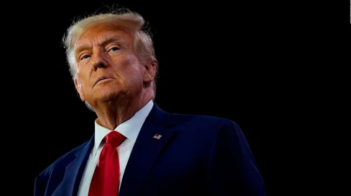 Trump a salvo tras disparos cerca de él en Florida; hay detenido