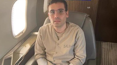 Revelan primera foto de Ovidio Guzmán al ser extraditado a EUA