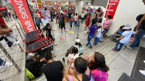 Padres de familia abarrotan tiendas para comprar útiles escolares